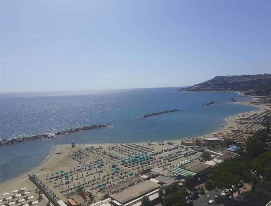 Casa Noemi, A Pochi Passi Dalle Spiagge E Dal Centro Di Arma Di Taggia. Екстер'єр фото